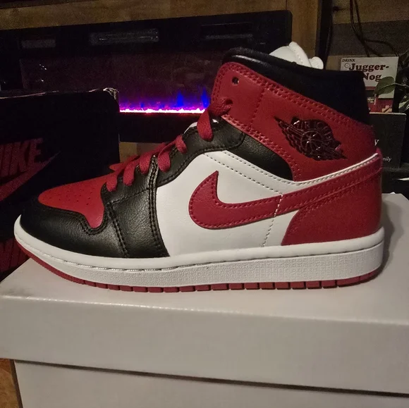 Women's Air Jordan 1 Mid 'Alternate Bred Toe - Picture 1 of 9
